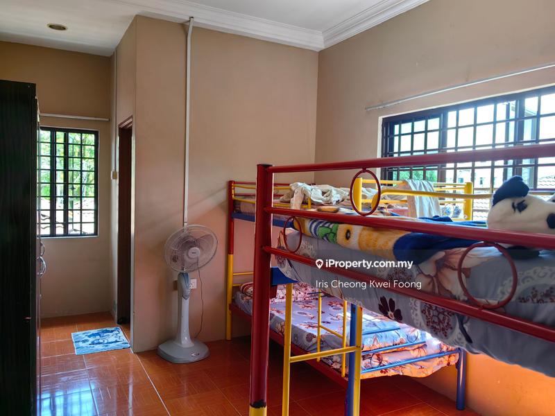Bungalow House for Sale in z19hj, Ipoh by Iris Cheong Kwei Foong - Bedroom with attached bath on first floor - iProperty.com.my