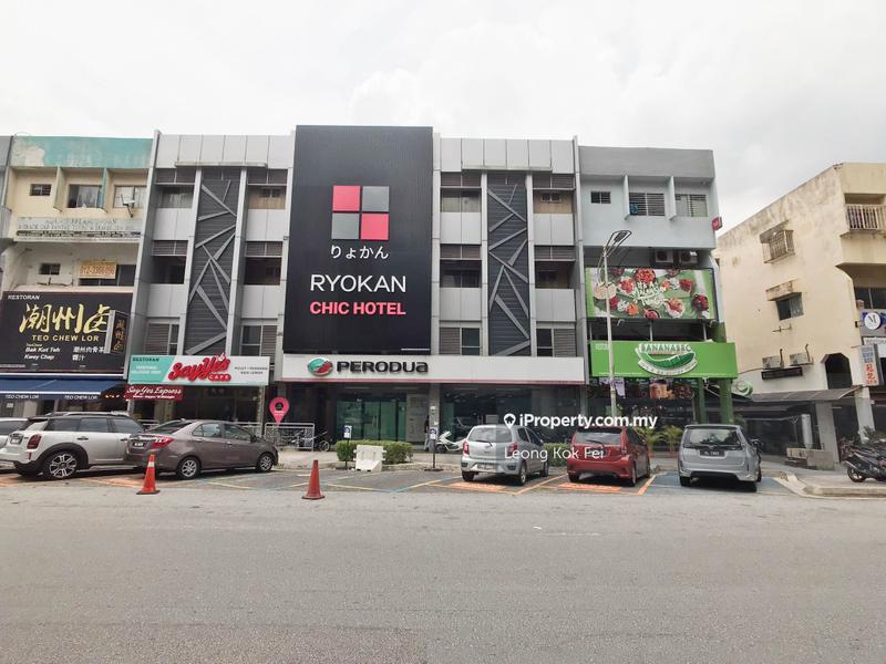 For Sale - Facing Inner Square Good Location with High Exposure 4 Storeys Shop Damansara Utama