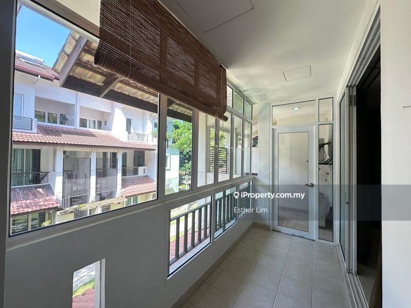 Rumah Bandar untuk Dijual di Laman Impian, Sunway Damansara, Kota Damansara, Kota Damansara oleh Esther Lim - Full glass windows covered balcony - iProperty.com.my