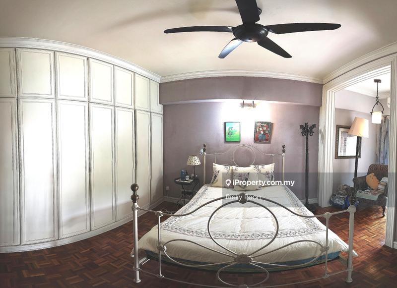 Kondominium untuk Dijual di Pantai HillPark 1 oleh Ricky Poon - Pantai Hillpark 1 Master bedroom built in wardrobe - iProperty.com.my