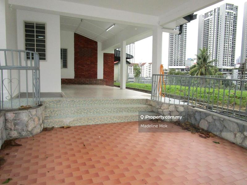 Banglo untuk Dijual di Taman Desa, Kuala Lumpur oleh Madeline Mok - Car Porch - iProperty.com.my