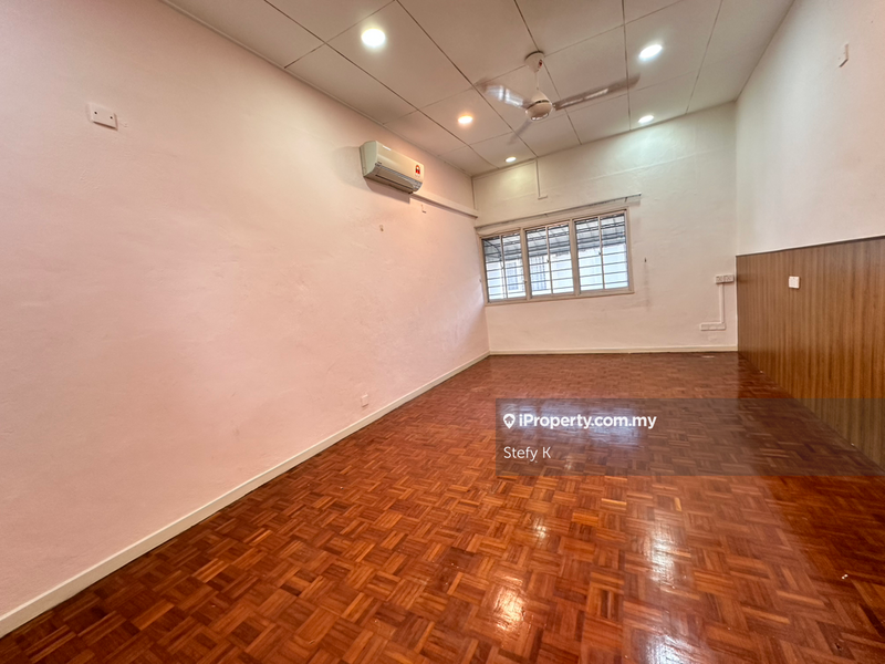 Rumah Berkembar untuk Dijual di Island Park, Gelugor oleh Stefy K - Spacious Upstairs Bedroom  - iProperty.com.my