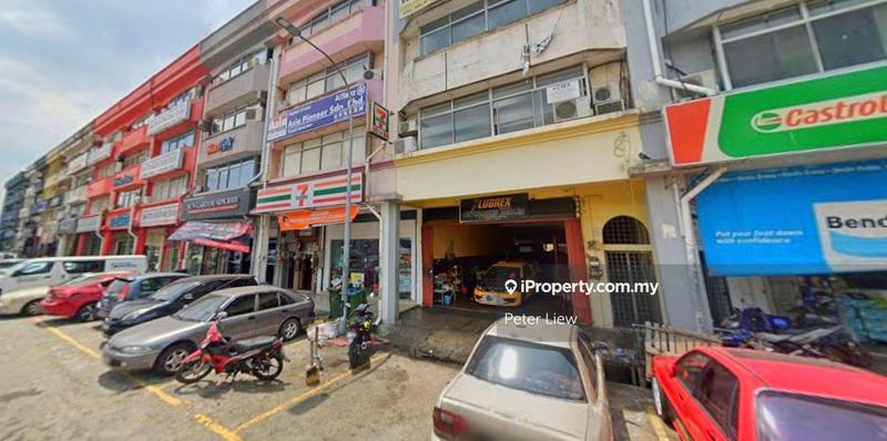 For Sale - ROI 5.2% BIG CORNER SHOP FACING MAIN ROAD, GOOD BUY, Taman Petaling, Petaling Utama. Fully tenanted