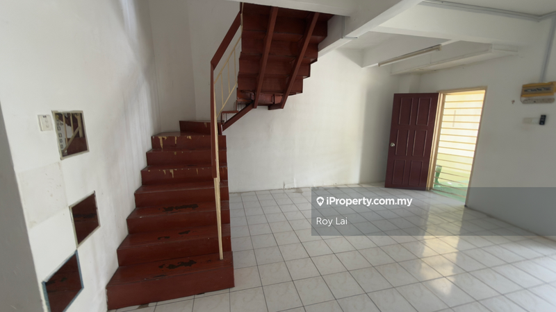 Rumah Teres 2-Tingkat untuk Dijual di Lestari Putra, Seri Kembangan oleh Roy Lai - iProperty.com.my