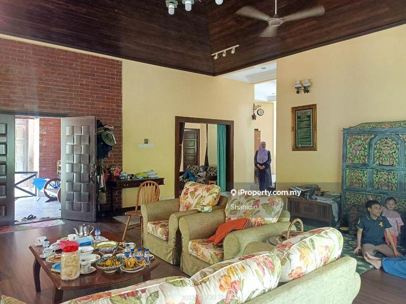 Banglo Tanah untuk Dijual di Linggi, Port Dickson oleh Shahidin - main living hall. spacious and high 18 ft ceiling - iProperty.com.my