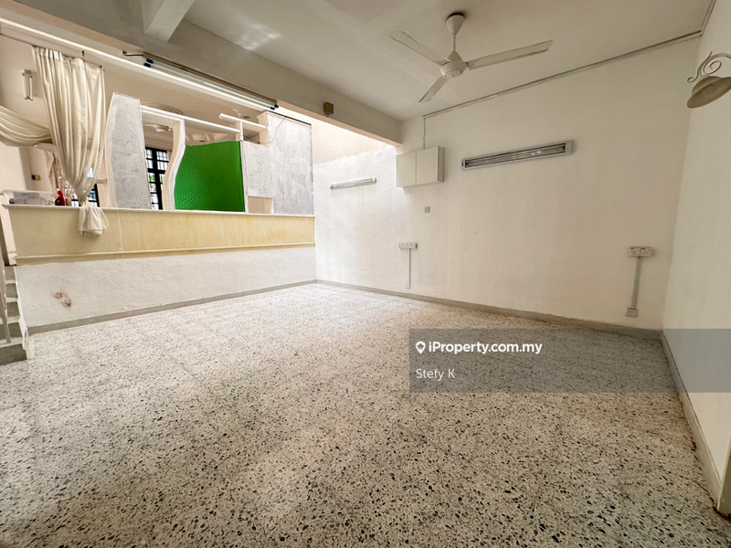 Rumah Berkembar untuk Dijual di Island Park, Gelugor oleh Stefy K - Huge Dining Hall - iProperty.com.my