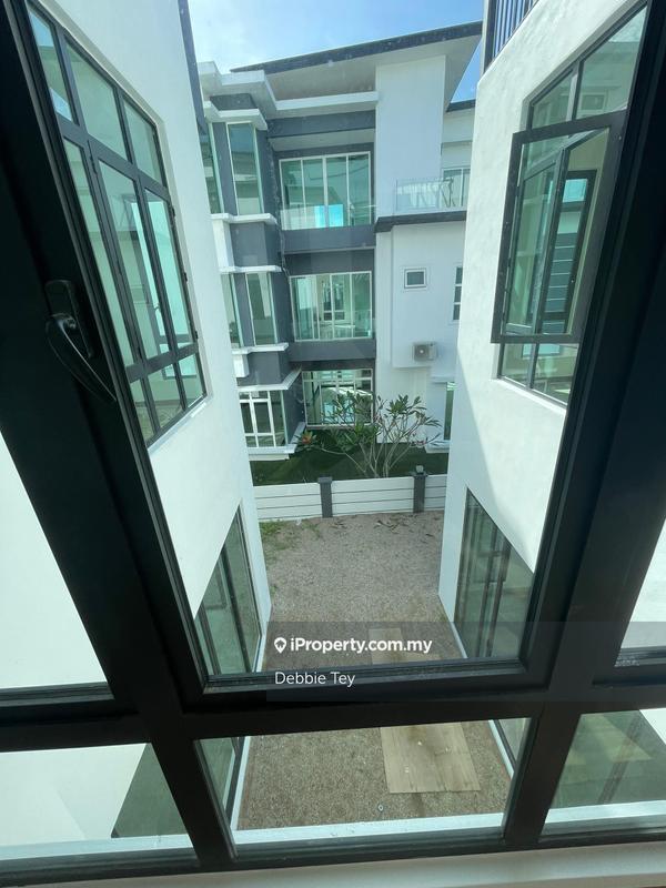 Banglo untuk Dijual di Taman Equine, Seri Kembangan oleh Debbie Tey - iProperty.com.my