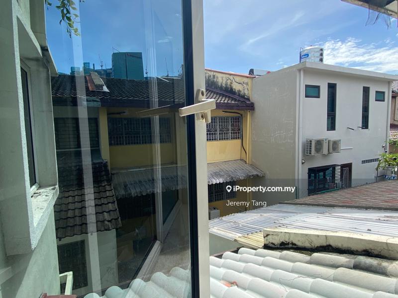 Rumah Berangkai 2.5 Tingkat untuk Dijual di Guarded and Extended 2.5 Storey Home, Damansara Heights oleh Jeremy Tang - iProperty.com.my