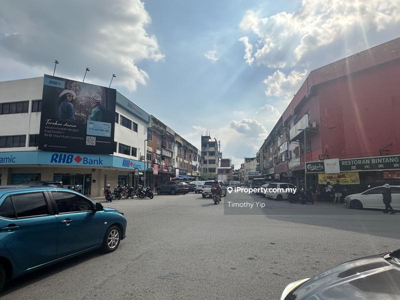For Sale - Bukit Kajang, Kajang Centre, Same row with Bank. Busiest Street