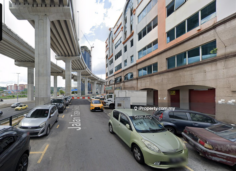 For Sale - ROI 5.5%, End lot, Facing Main Road, Good Rental