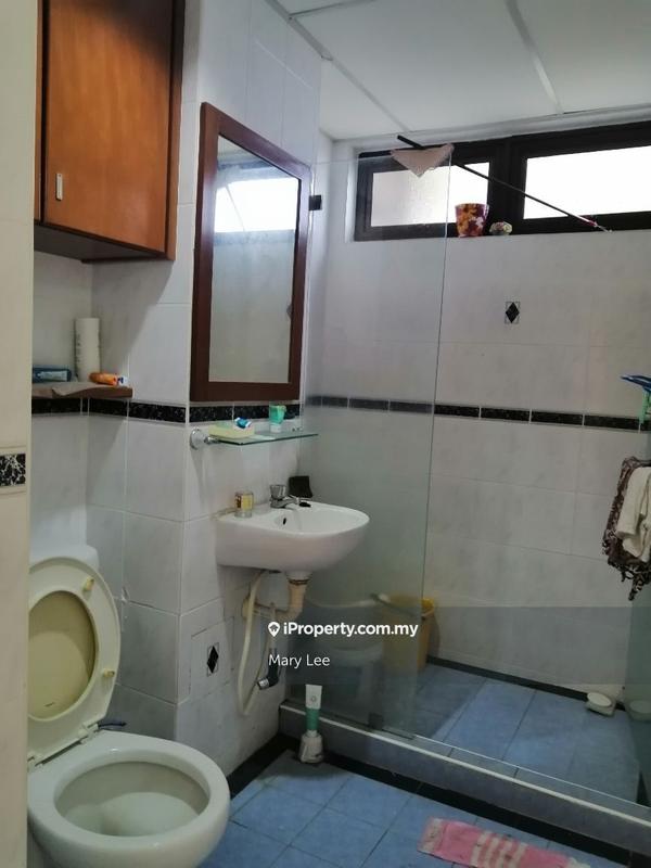 Condominium for Sale in Eden Seaview Condominium by Mary Lee - Master bathroom - iProperty.com.my