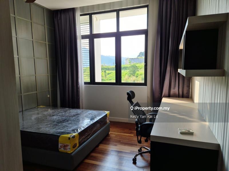 Bungalow House untuk Dijual di Taman Melawati, Ulu Kelang oleh Kelly Yan Kai Lit - Bedroom 1 built in study table, queen size bed - iProperty.com.my