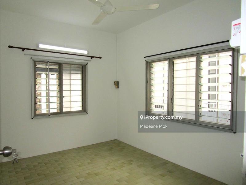 Banglo untuk Dijual di Taman Desa, Kuala Lumpur oleh Madeline Mok - Master Bedroom - iProperty.com.my