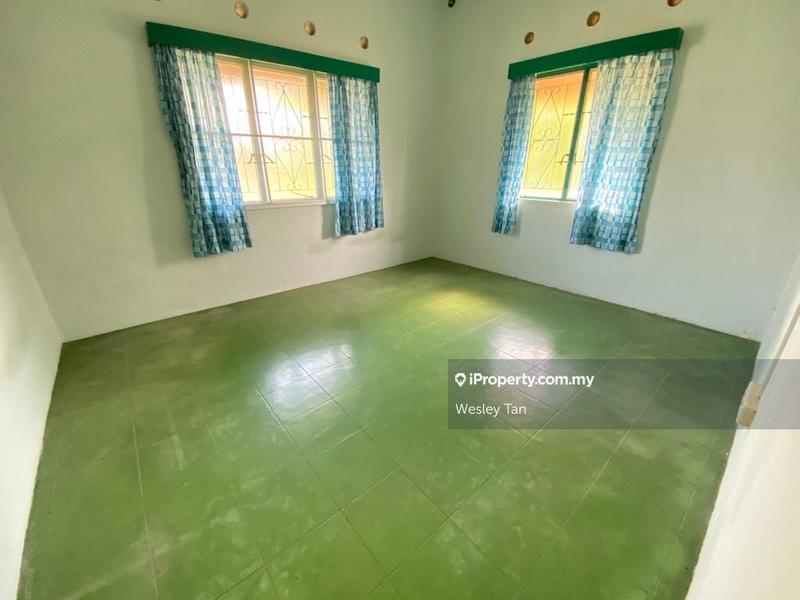 Bungalow House for Sale in Klebang Single Storey Bungalow End Lot Big Land, Klebang by Wesley Tan - iProperty.com.my