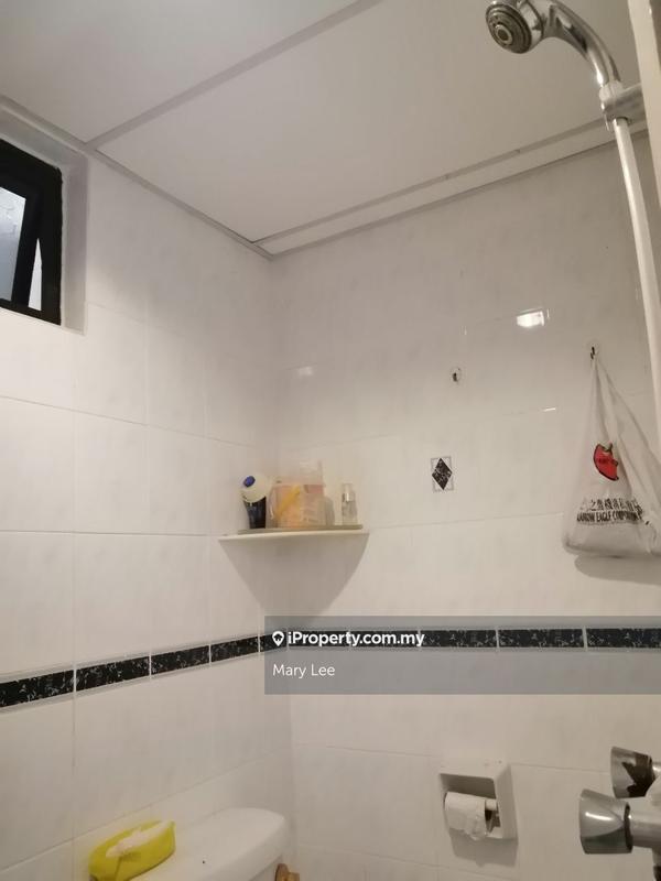 Condominium for Sale in Eden Seaview Condominium by Mary Lee - Common bathroom - iProperty.com.my
