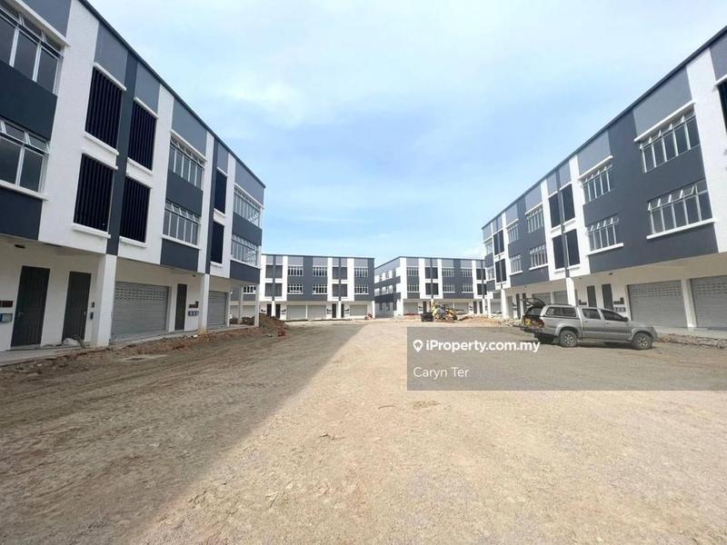 For Rent - Kulai Vervocity ( Facing Main Road ) 3 Storey Shoplot