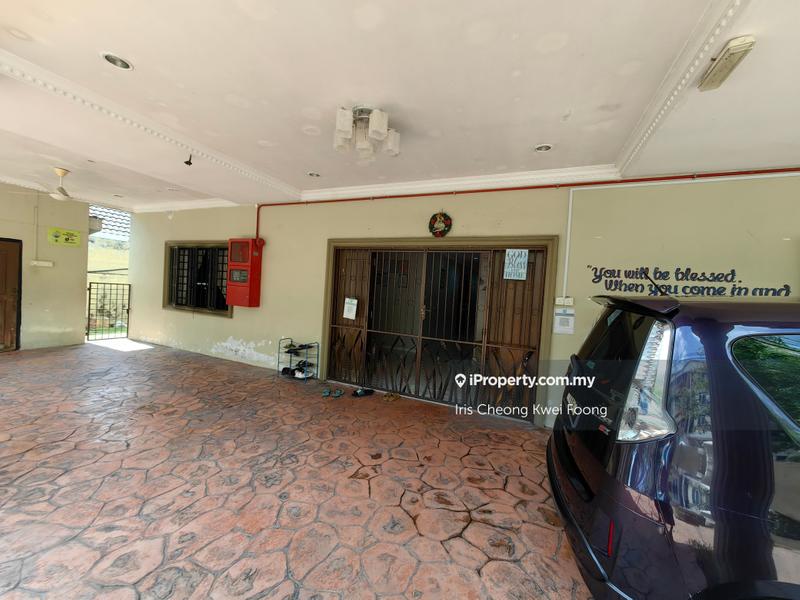 Bungalow House for Sale in z19hj, Ipoh by Iris Cheong Kwei Foong - Front covered car porch - iProperty.com.my