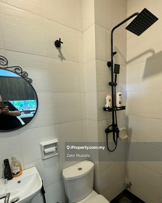 Rumah Berkembar untuk Dijual di Seksyen 13, Shah Alam oleh Zakir Mustafa - Maid's bathroom / Kitchen toilet - iProperty.com.my