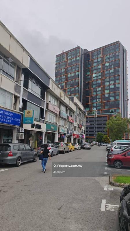 For Sale - 3 Storey Mount Austin Shop office with Roi 4.6%