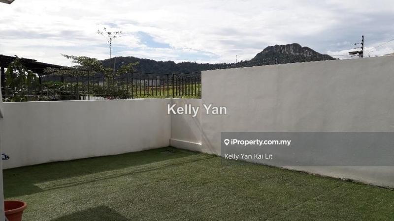 Bungalow House untuk Dijual di Taman Melawati, Ulu Kelang oleh Kelly Yan Kai Lit - Private backyard garden high fencing wall - iProperty.com.my