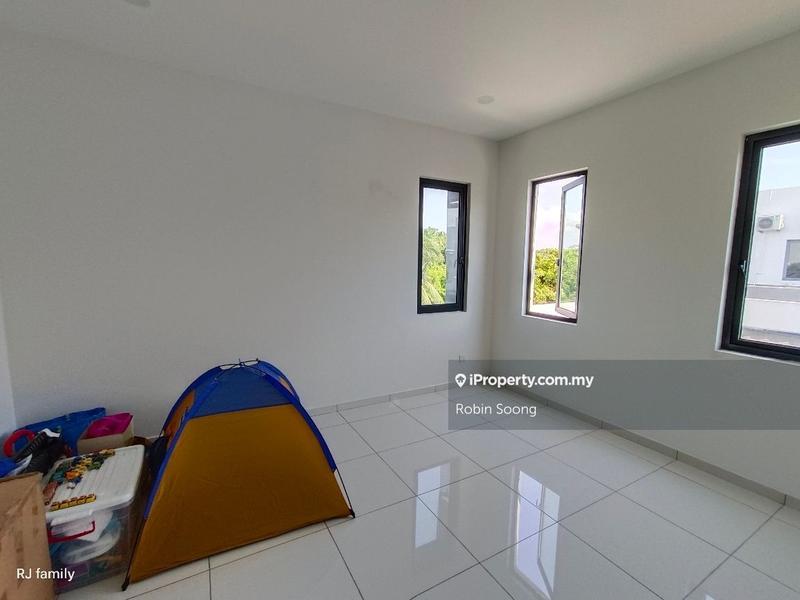 2.5-storey Terraced House for Sale in 8 Residence, Ujong Pasir by Robin Soong - iProperty.com.my