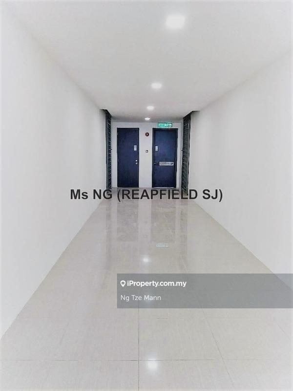 Condominium for Sale in Lakefront Residence by Ng Tze Mann - WIDE WALKWAY , MAIN DOOR FAR APART - iProperty.com.my