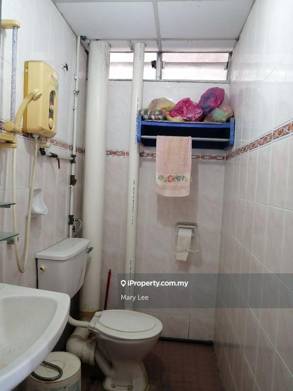 Apartment for Sale in Sinar Bukit Dumbar by Mary Lee - master bathroom - iProperty.com.my