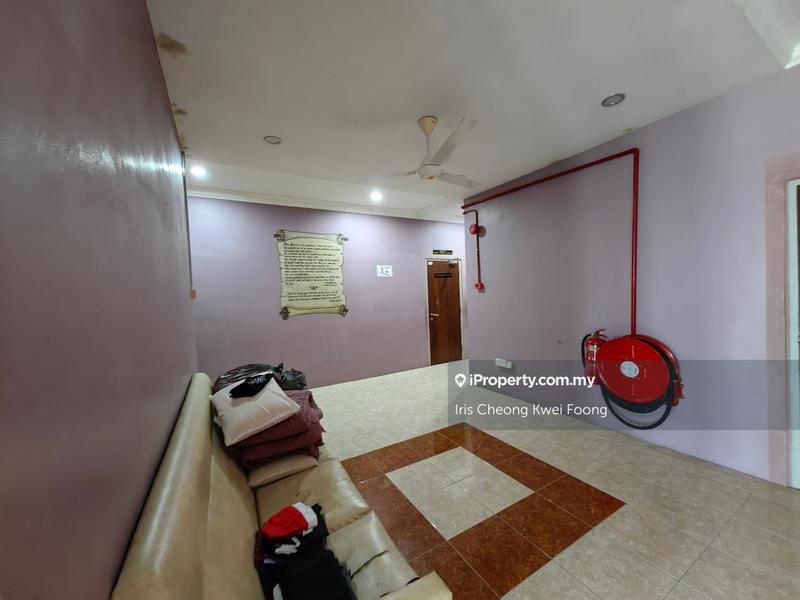 Bungalow House for Sale in z19hj, Ipoh by Iris Cheong Kwei Foong - First floor living room - iProperty.com.my