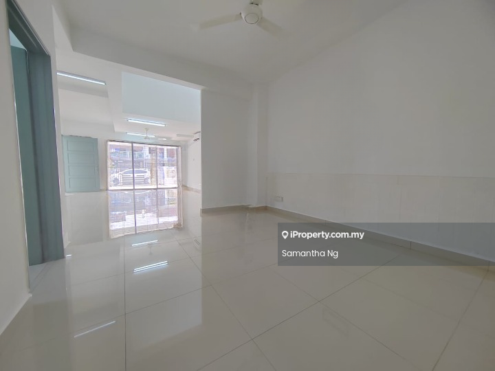 Rumah Teres 2-Tingkat untuk Dijual di Lakeside Residences, Puchong oleh Samantha Ng - Living Room - iProperty.com.my
