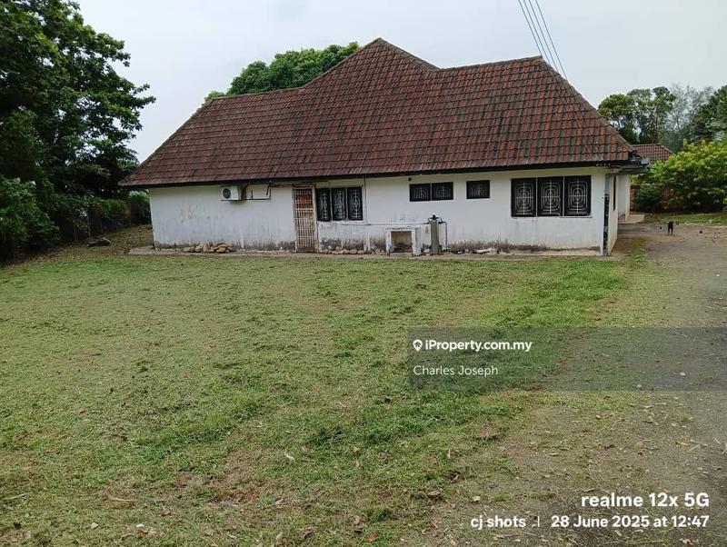 Banglo untuk Dijual di Tanjung Gemok, Port Dickson oleh Charles Joseph - Side View of building from entrance gate. - iProperty.com.my