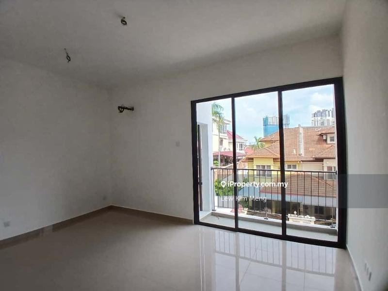 Rumah Berangkai 3 Tingkat untuk Dijual di Taman Naga Emas, Salak South oleh Lew Kim Meng - iProperty.com.my