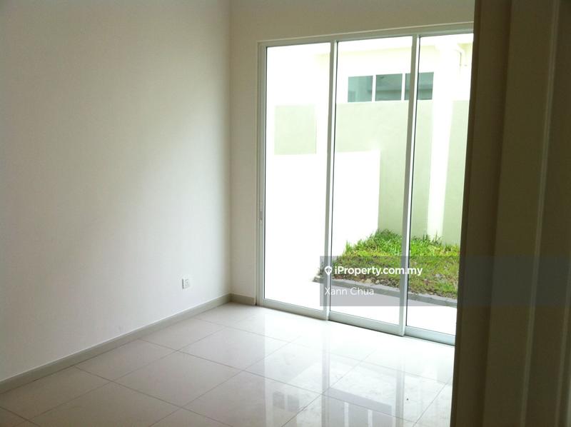 Rumah Berkembar untuk Dijual di Taman Equine, Seri Kembangan oleh Xann Chua - iProperty.com.my