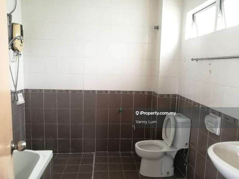 Rumah Berkembar untuk Dijual di 3 Storey corner lot Semi D  Taman Kipark, Puchong, Puchong oleh Vanny Lum - iProperty.com.my