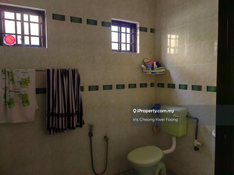 Bungalow House for Sale in z19hj, Ipoh by Iris Cheong Kwei Foong - Attached bath - iProperty.com.my