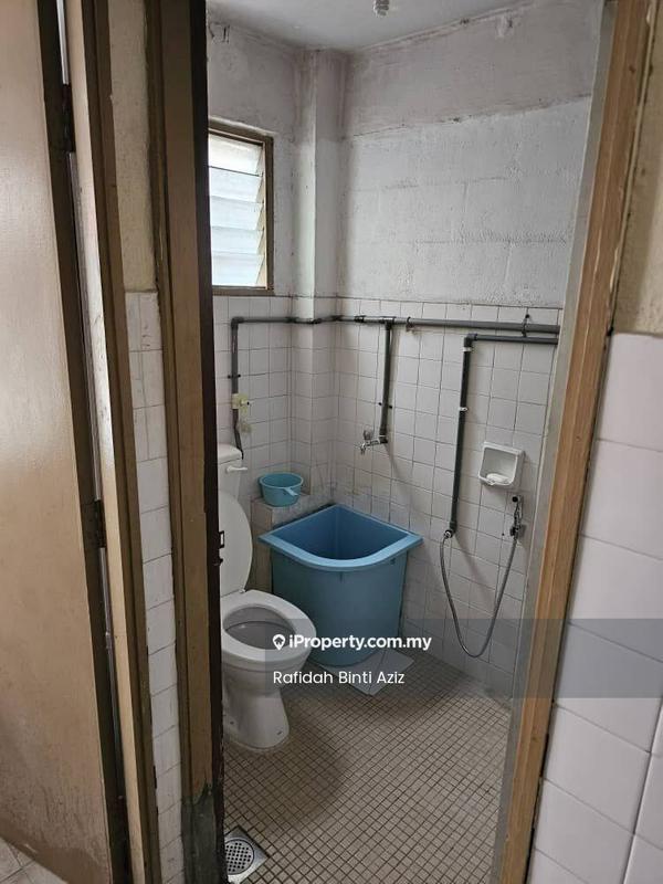 Flat for Sale in Flat Pandan Jaya by Rafidah Aziz - Bathroom - iProperty.com.my