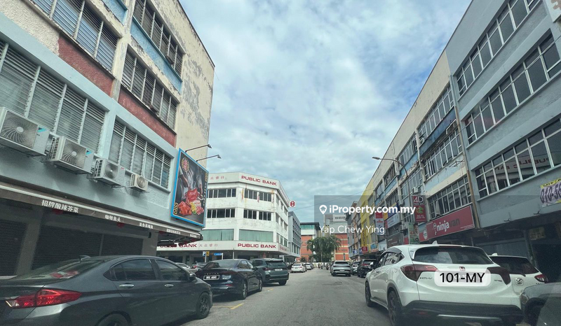For Sale - CROWDED AREA & BELOW MARKET‼️ Klang Jalan Goh Hock Huat 4 Storey Shoplot same row Public Bank🥳