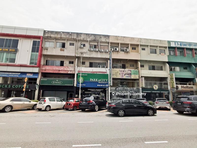 For Sale - Facing Inner Square Good Location with High Exposure 4 Storeys Shop Damansara Utama