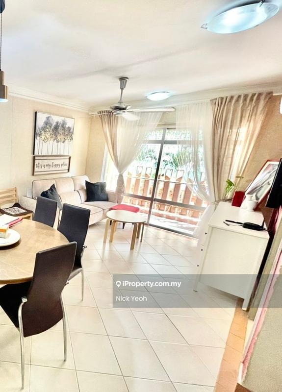 Kondominium untuk Dijual di Perdana Exclusive oleh Nick Yeoh - Living Room - iProperty.com.my