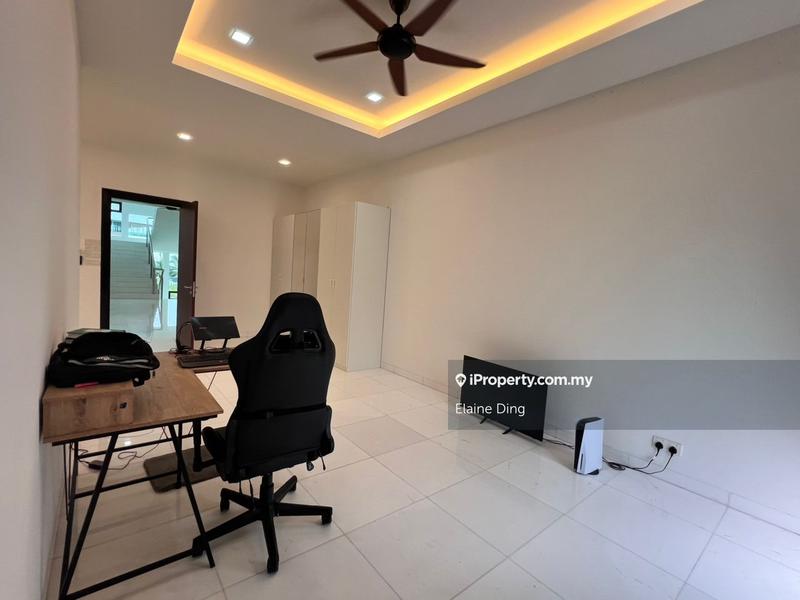 Bungalow House for Sale in Bluwater Estate, Seri Kembangan by Elaine Ding - iProperty.com.my