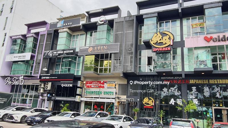 AT PUSAT PERDAGANGAN DANGA UTAMA 