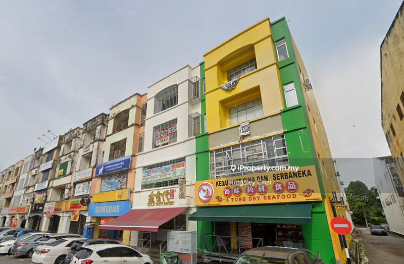 For Sale - Potential ROI 5% 4 Storey Shop Facing Main Road Puchong utama