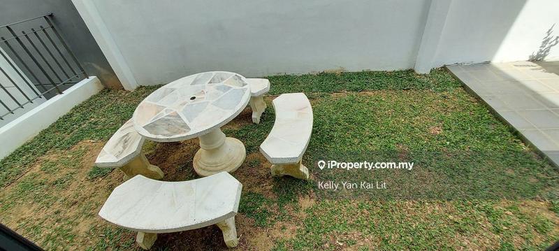Bungalow House untuk Dijual di Taman Melawati, Ulu Kelang oleh Kelly Yan Kai Lit - Private garden outdoor table & bench beside living - iProperty.com.my