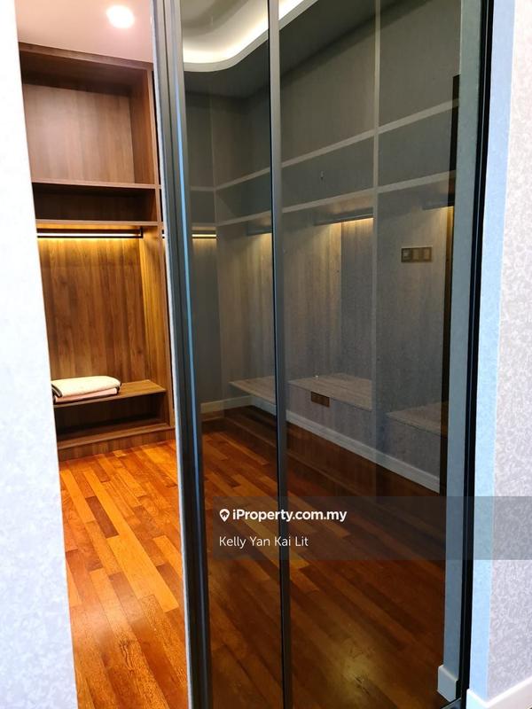 Bungalow House untuk Dijual di Taman Melawati, Ulu Kelang oleh Kelly Yan Kai Lit - Master bedroom walk in wardrobe glass sliding door - iProperty.com.my