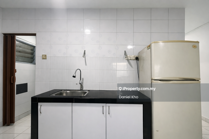 Flat for Sale in Lestari Apartment by Daniel Kho - Kitchen - iProperty.com.my