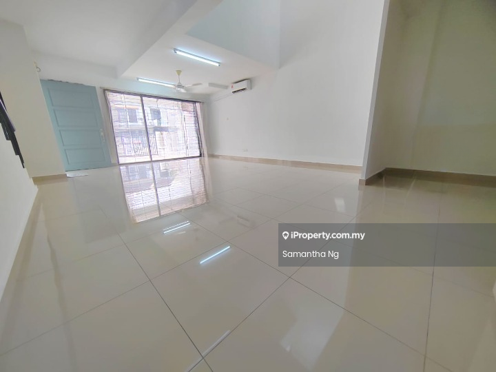 Rumah Teres 2-Tingkat untuk Dijual di Lakeside Residences, Puchong oleh Samantha Ng - Living Room - iProperty.com.my
