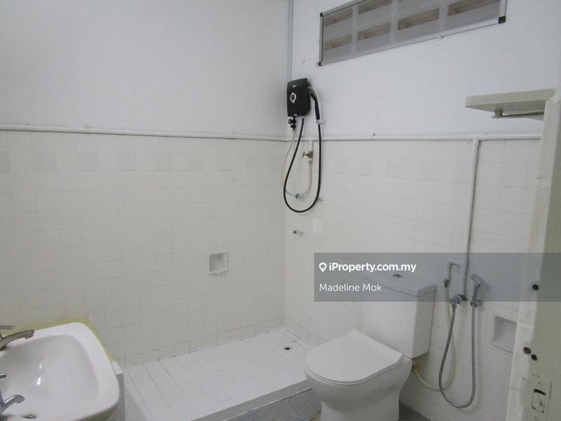 Banglo untuk Dijual di Taman Desa, Kuala Lumpur oleh Madeline Mok - En Suite Master Bathroom - iProperty.com.my
