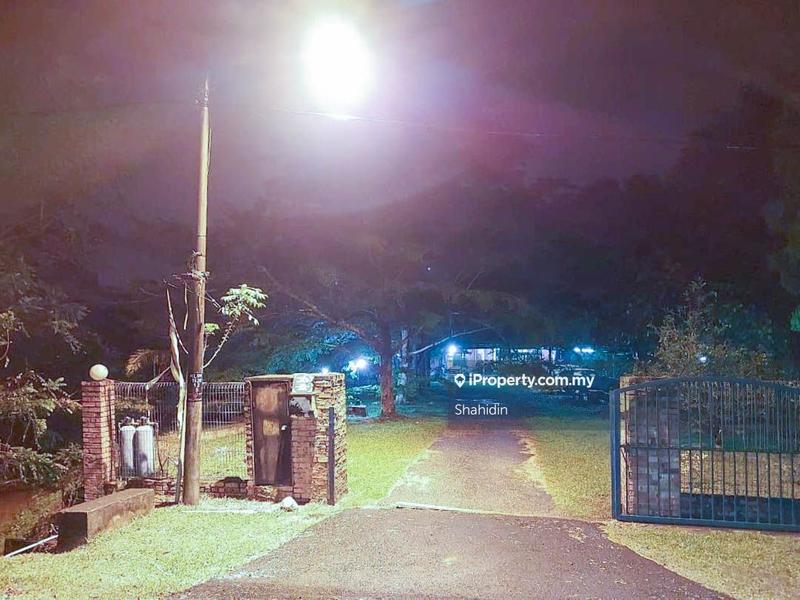 Banglo Tanah untuk Dijual di Linggi, Port Dickson oleh Shahidin - view at night from front gate - iProperty.com.my