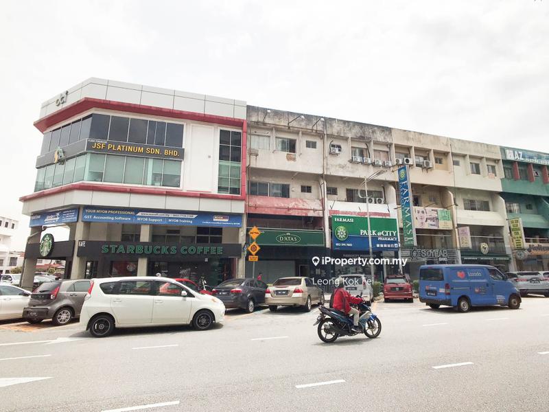 For Sale - Facing Inner Square Good Location with High Exposure 4 Storeys Shop Damansara Utama