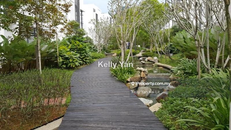 Bungalow House untuk Dijual di Taman Melawati, Ulu Kelang oleh Kelly Yan Kai Lit - Garden pathway in front of house - iProperty.com.my