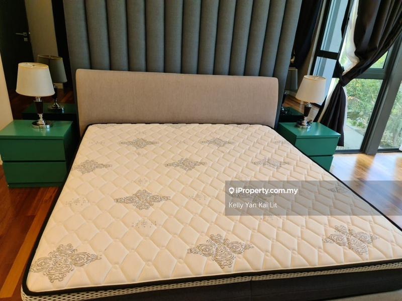 Bungalow House untuk Dijual di Taman Melawati, Ulu Kelang oleh Kelly Yan Kai Lit - Master bedroom Queen size bed - iProperty.com.my